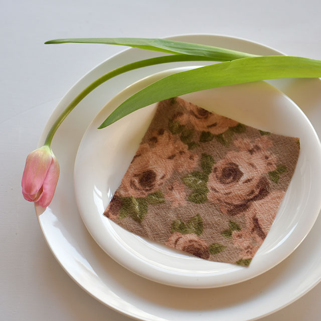 ウールニットにモーヴなカットクロス